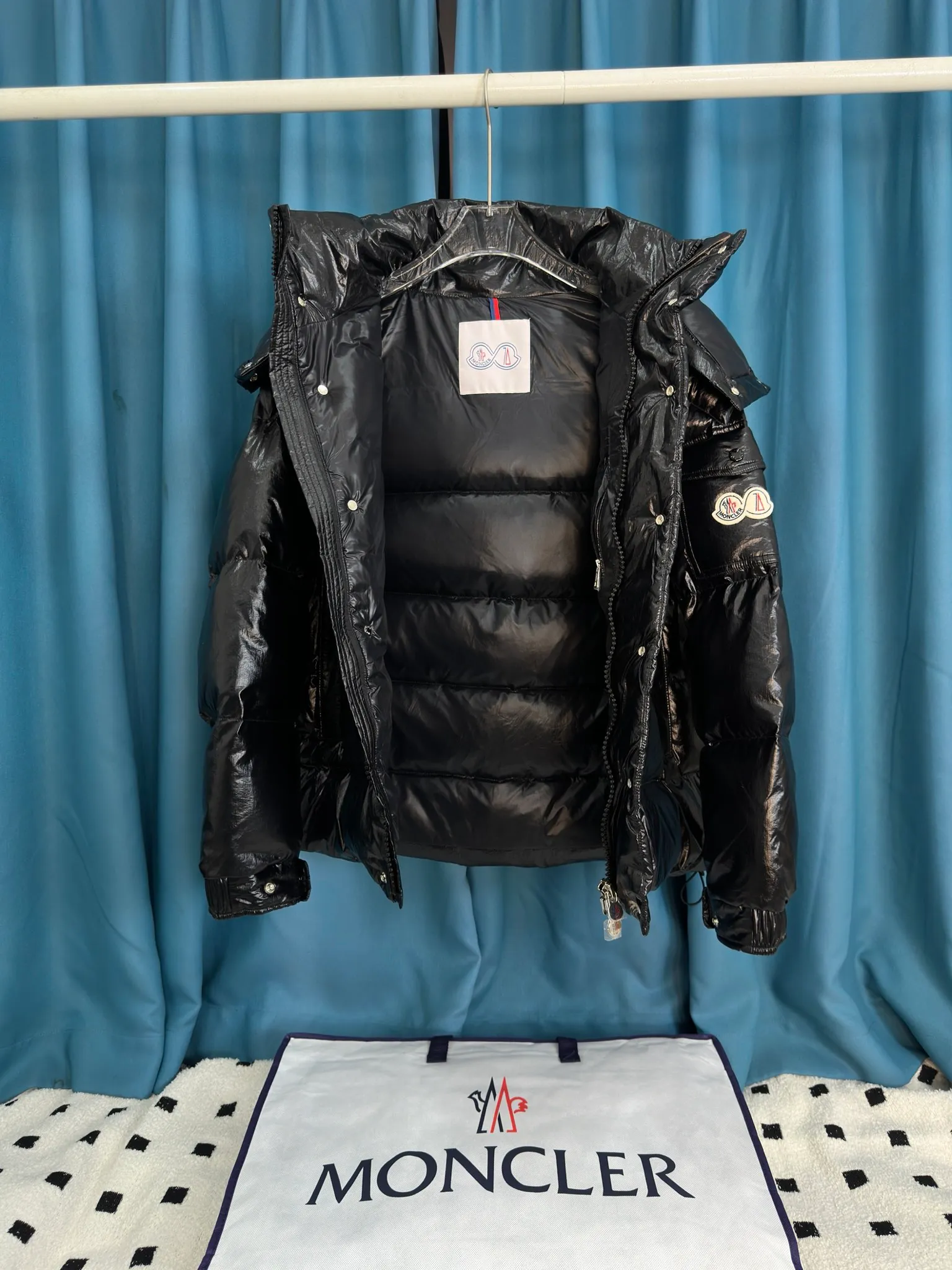 P390 Moncler/ 2026 70 、 。 DNA ， ， 。 Classic ， 、 。 Classic 70 。 Quality， 90 ，Premium Quality ， ，Black ！ Sizes M-3XL